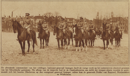 873985 Groepsportret van militairen te paard, op het terrein van de Damlustkazerne (Mineurslaan 4) te Utrecht, bij het ...